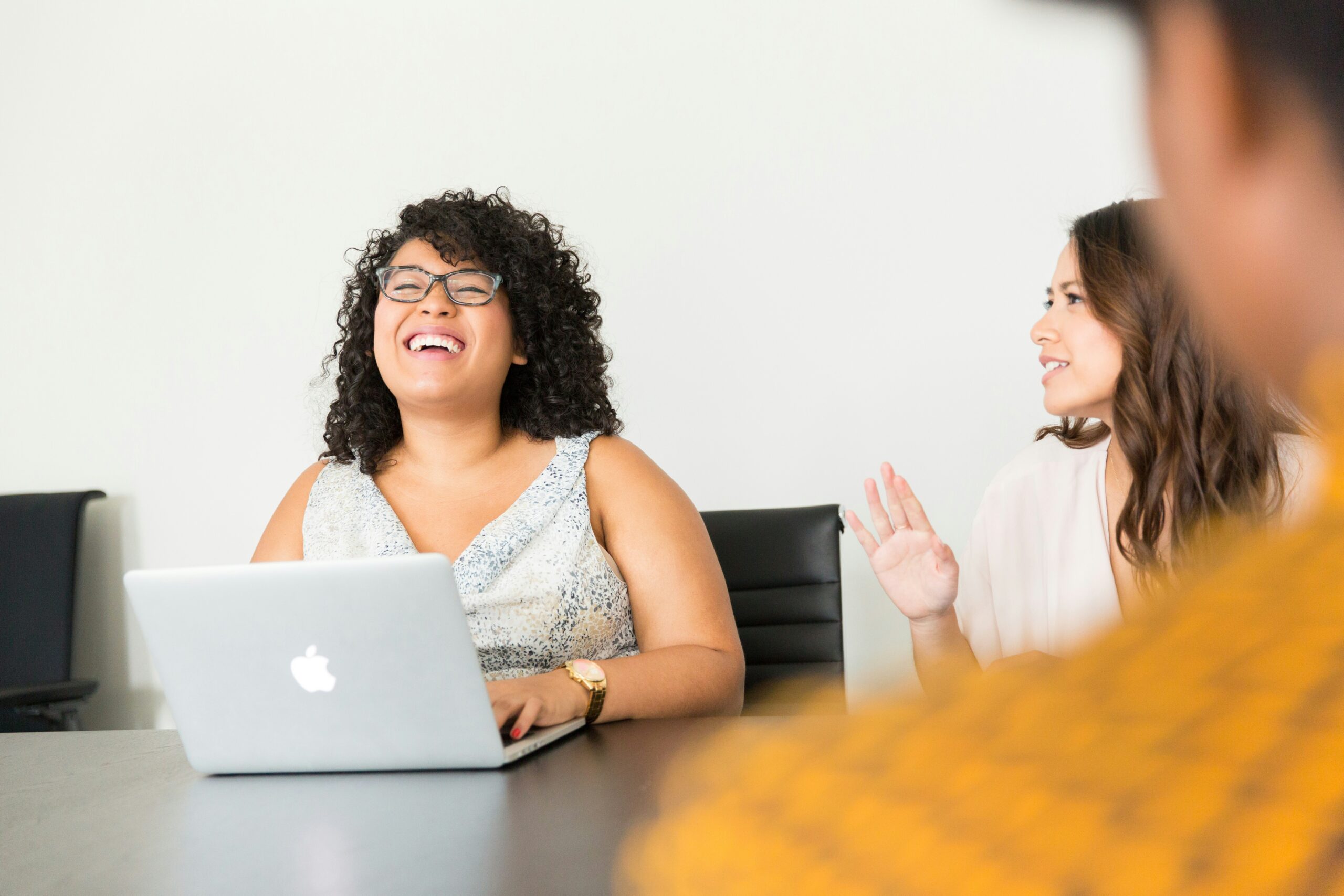 Mujeres trabajando y disfrutando.